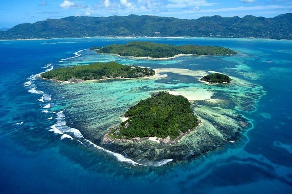Exclusiva Kenia (Lewa, Loisaba Lodo Springs) y Seychelles diseñado por LAT.40