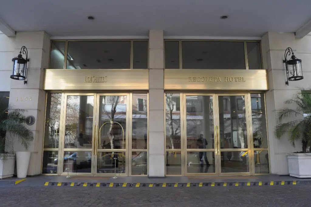 Loi Suites Recoleta Hotel en su destino