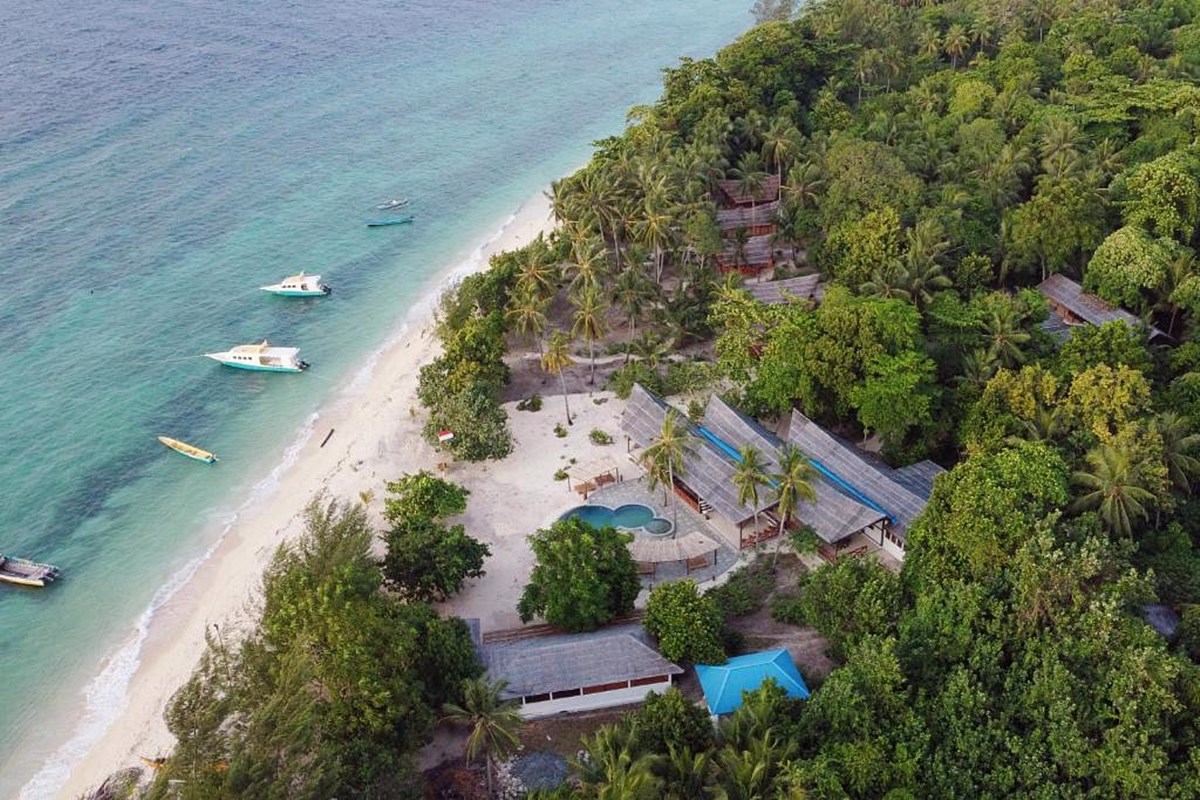 moluccas island | LAT.40