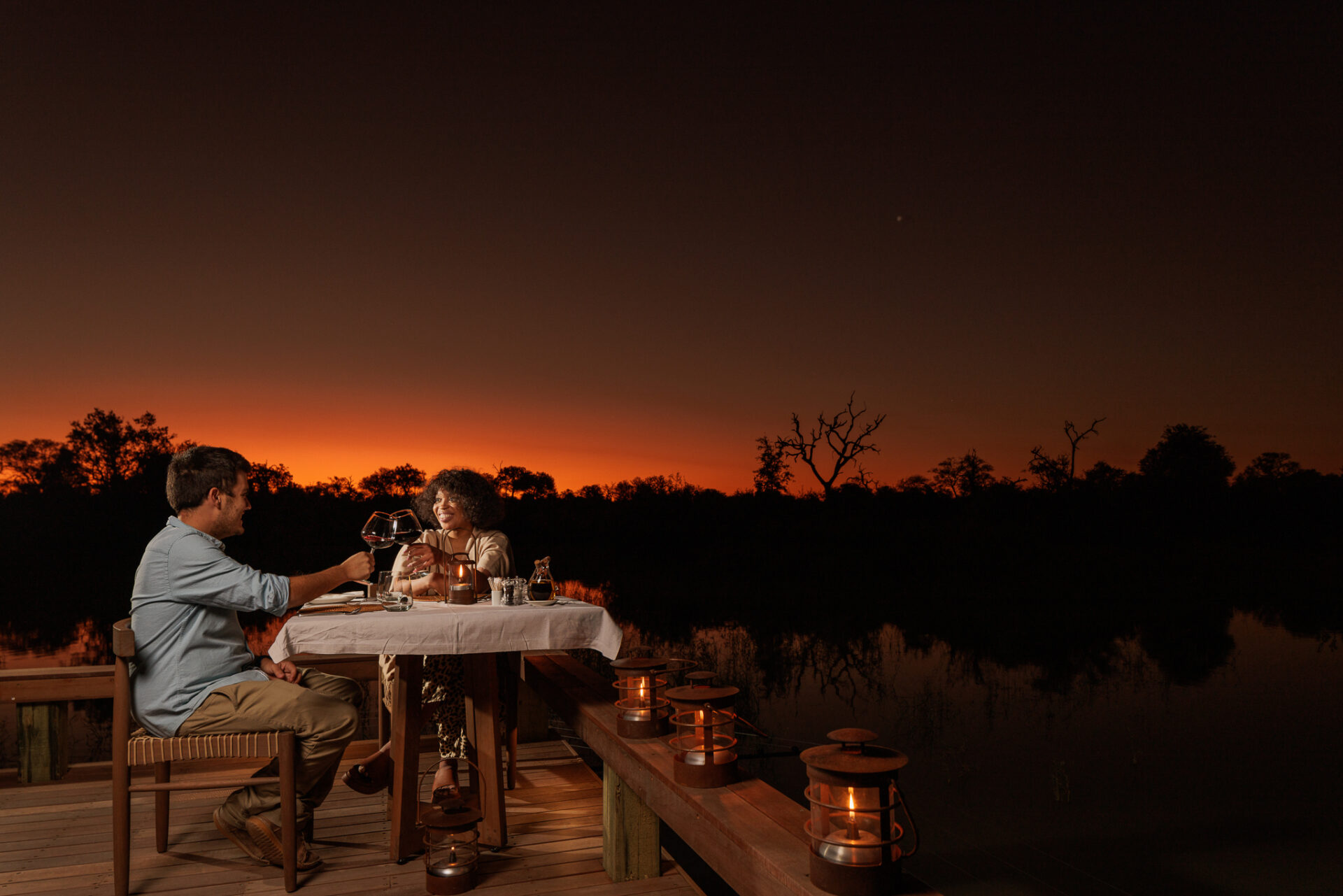 Simbavati waterside dining 01 outdoor deck dining