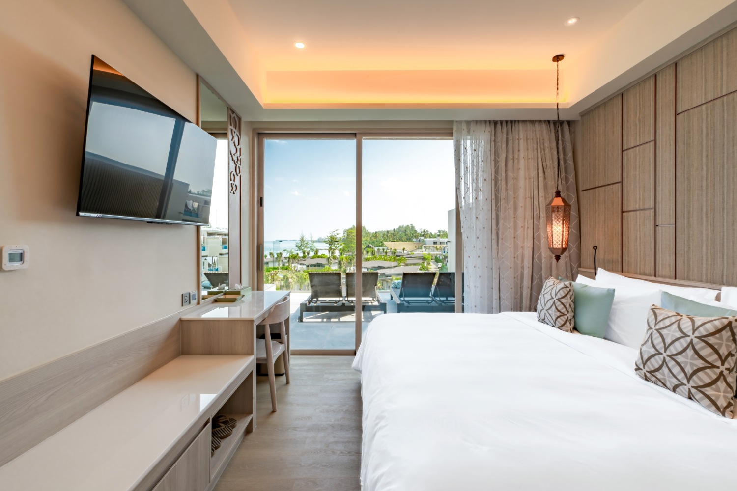 Seaview penthouse family pool suite 01