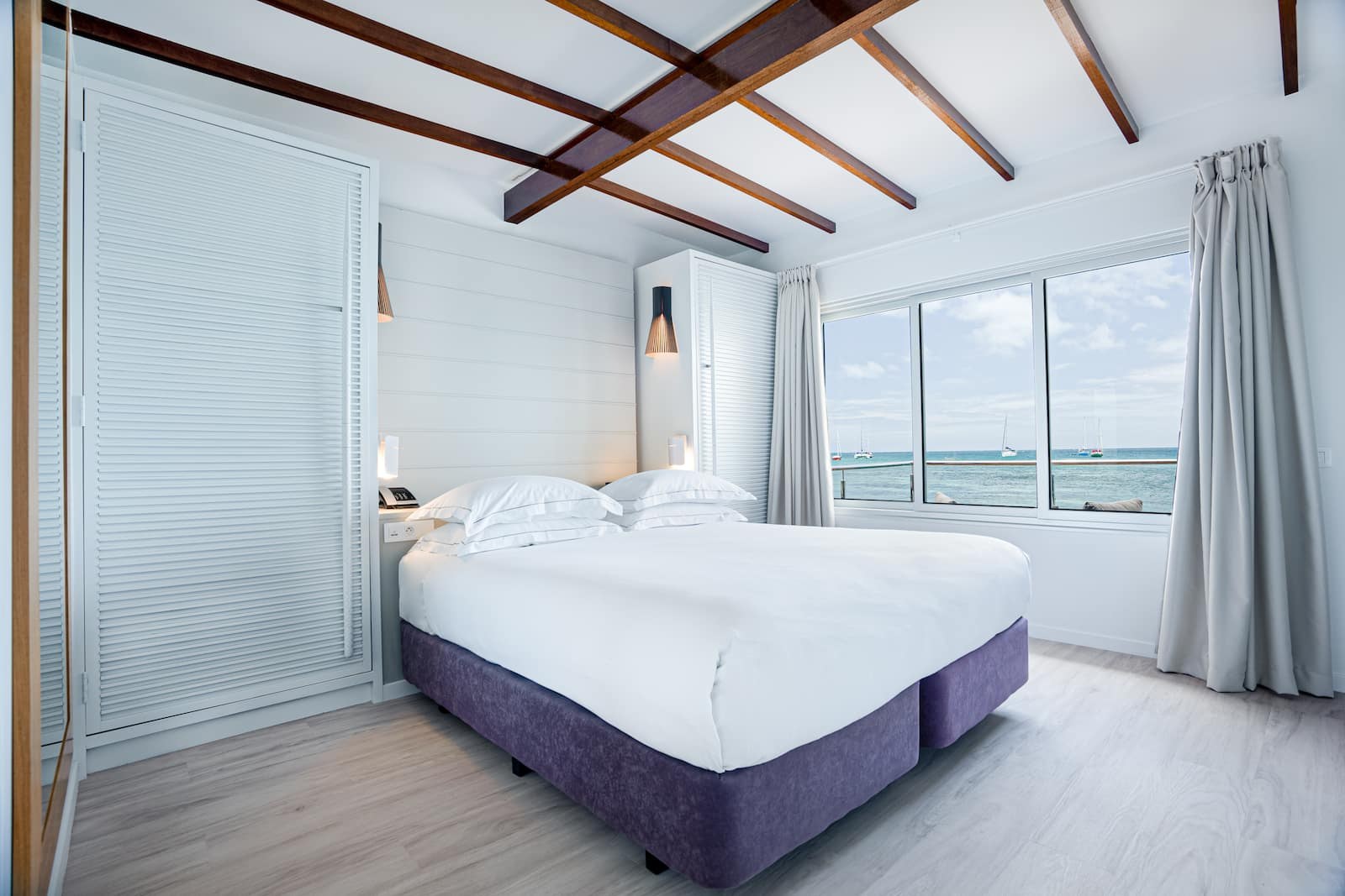 Habitación de líneas sencillas y ambiente tropical