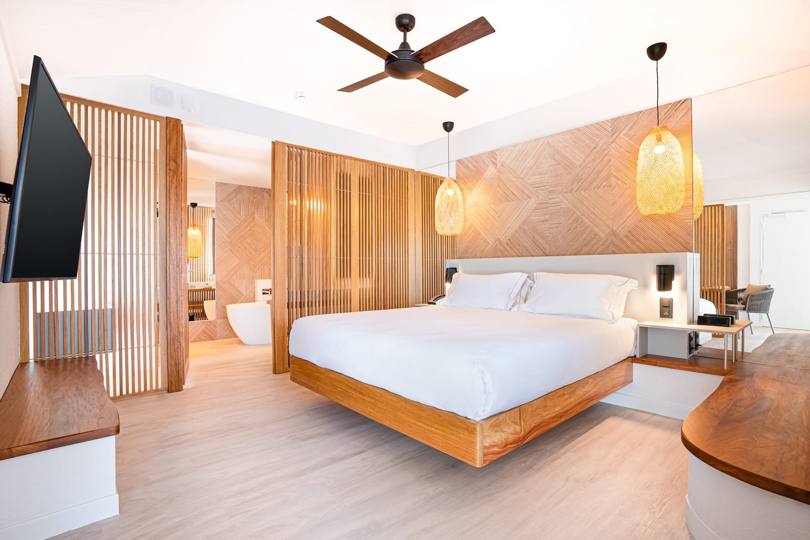 Interior de bungalow con tonos claros y naturales